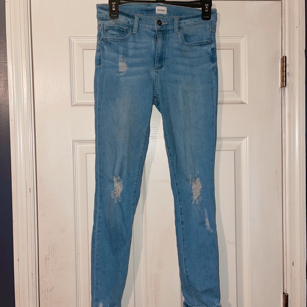 Sneak Peek, Size 3/W26, Light washed Skinny’s